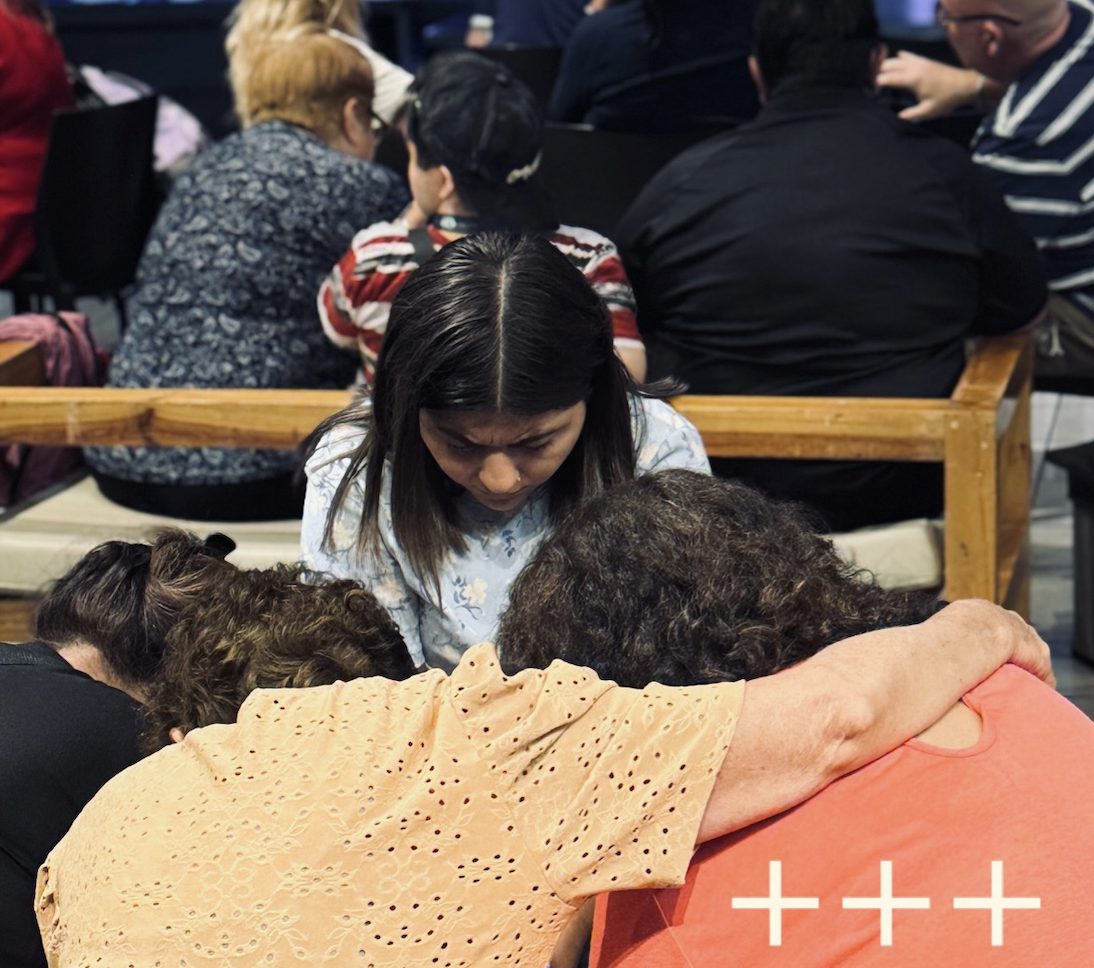 Grupo de personas orando en comunidad