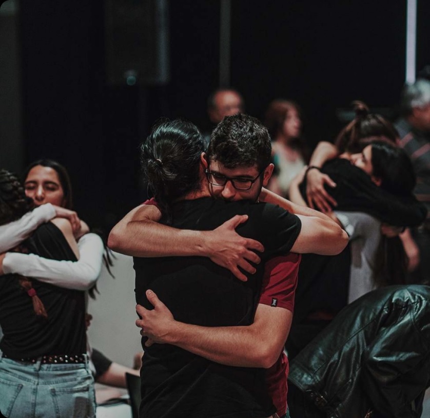 Personas abrazándose